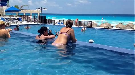 Chica Quitandose La Ropa En Piscina Publica Videos Xxx Porno