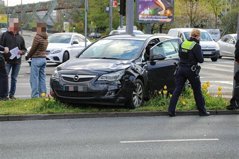 Unfall Auf Kreuzung Alter Markt In Wuppertal Barmen