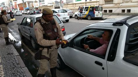 Pol Cia Militar Realiza Blitz Educativa Na Avenida Get Lio Vargas