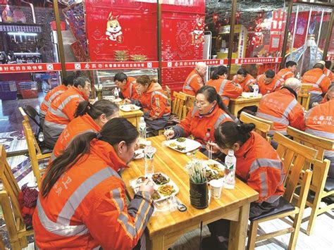 “爱心早餐”让环卫工人暖心暖胃