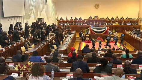 Moçambique Deputados tomam posse entre boicotes e protestos DW 13