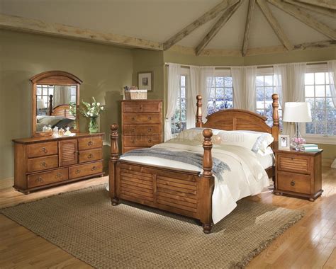 Dark Pine Finish Contemporary Bedroom w/Cannonball Panel Bed