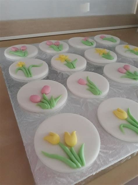 Flower fondant cupcake toppers | Fondant flower cupcakes, Fondant ...