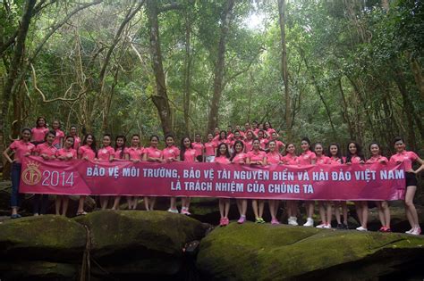 Người đẹp Hoa hậu Việt Nam thả dáng với bikini bên suối Đời sống Sao ZNEWS VN