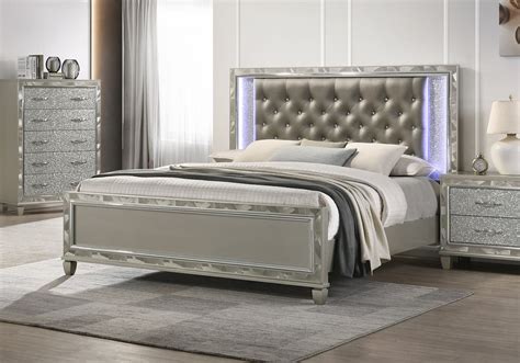 New Classic Radiance 4pc Panel Bedroom Set In Silver