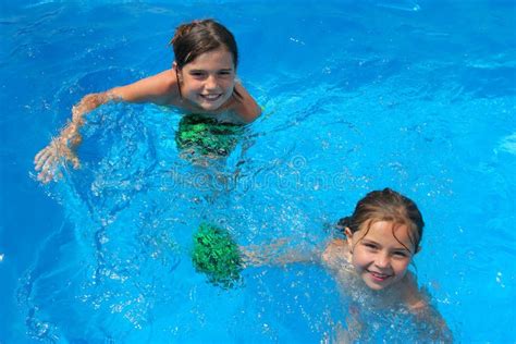 Duas Meninas Que Jogam No Lago Da Exploração Agrícola Imagem De Stock