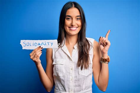 Jovem Linda Morena Segurando Papel Mensagem De Solidariedade Sobre