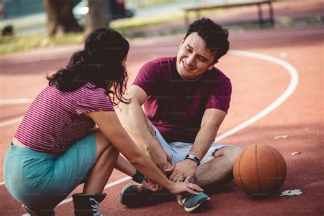 Foto Pareja En La Cancha De Baloncesto Hombre Que Tiene Una Lesión Serbia Imagen En Unsplash