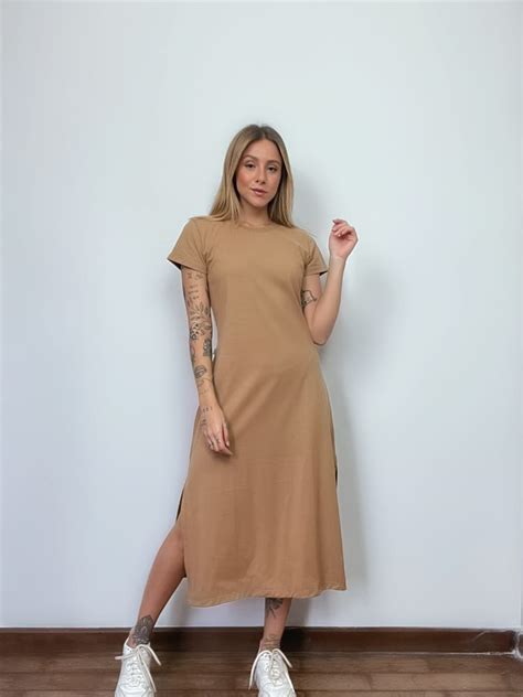 Vestido Mid Camiseta Fenda Aveloz Caramelo