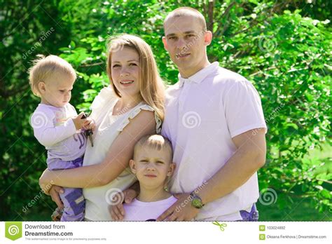 Una Familia De Cuatro Miembros Que Se Divierte En El Parque Foto De