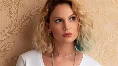 Farah Zeynep Abdullah Chi Sura De La Ragazza E Lufficiale