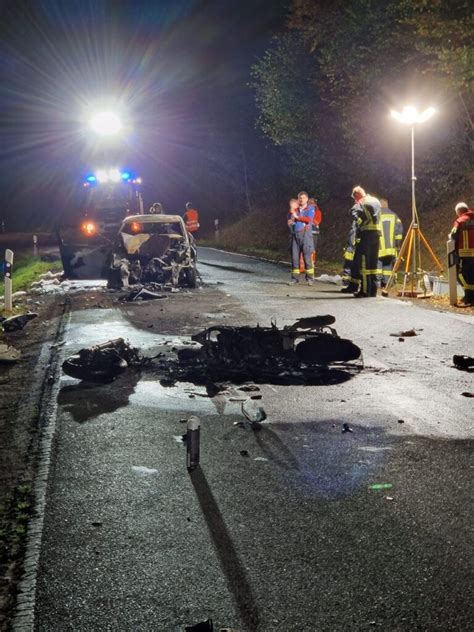 Kollision Zwischen PKW Und Motorrad Beide Fahrzeuge In Vollbrand