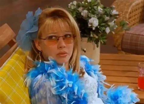 25 Of The Most Iconic Lizzie Mcguire Looks Of All Time Lizzie Mcguire