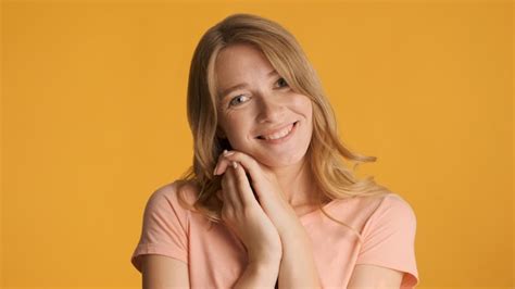 Jolie Charmante Fille Blonde Gardant Les Mains Face à Nera Mignonnement Regardant à Huis Clos