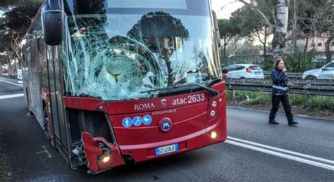 Investito Da Un Bus Dell Atac Lorenzo Muore A Anni A Ostia Era