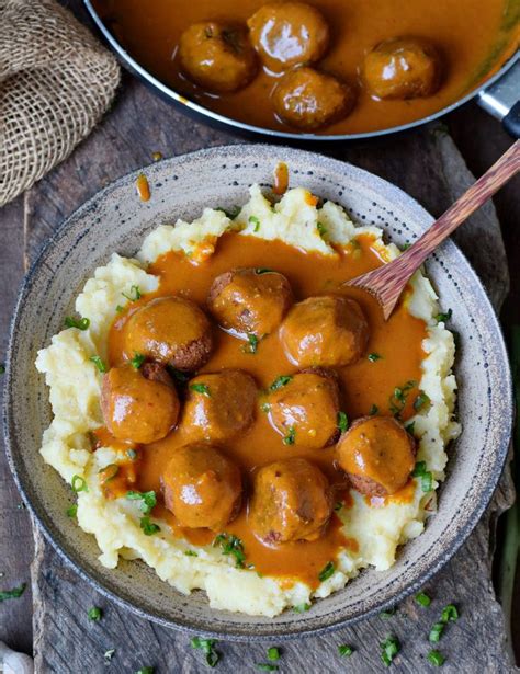 Vegane Hackbällchen mit einer würzigen Bratensoße und Kartoffelpüree