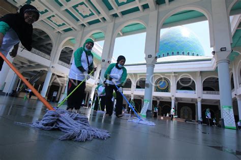 BERSIH BERSIH MASJID ANTARA Foto