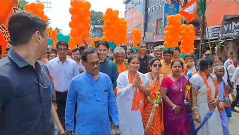 পুলওয়ামায় শহীদের স্ত্রী ধুপগুড়ির বিজেপির প্রার্থী ঢাক বাজিয়ে