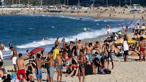 Feriadão é marcado por praias lotadas e aglomerações em todo o país