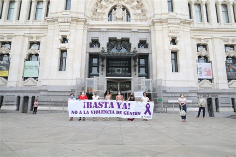 El Ayuntamiento Guarda Un Minuto De Silencio Por El Asesinato De Una