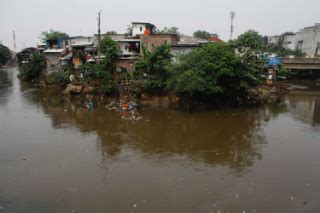 Permukiman Warga Di Pinggir Sungai Ciliwung Datatempo