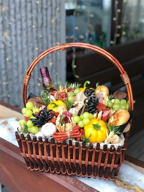 Подарочная корзина с закусками на стол "Эстет". Купить с доставкой в ...