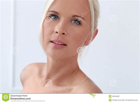 Fille Mignonne Et Blonde Avec Des Yeux Bleus Photo Stock Image Du Maison Mignon