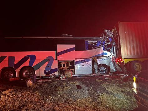 Cierran Carretera Victoria Zaragoza Por Choque Entre Autobús Y