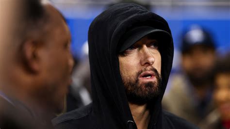 Eminem middle finger: Photo shows rapper flipping off 49ers fans at Lions' NFC championship game