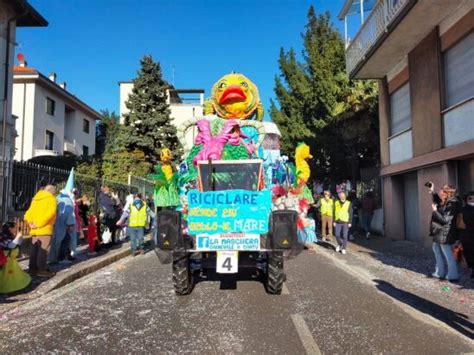 Cant La Prima Sfilata Del Carnevale Porta Sorrisi E Insegna Umilt