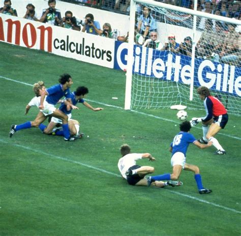 Wm Torschützenkönig 1982 Italiens Fußball Idol Paolo Rossi Mit 64