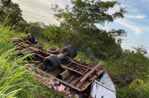 Caminhão tomba e sai da pista ao colidir carro em Demerval Lobão