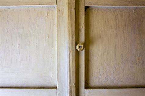 Vintage schäbiger schrank mit griffstruktur weiße türen eines alten