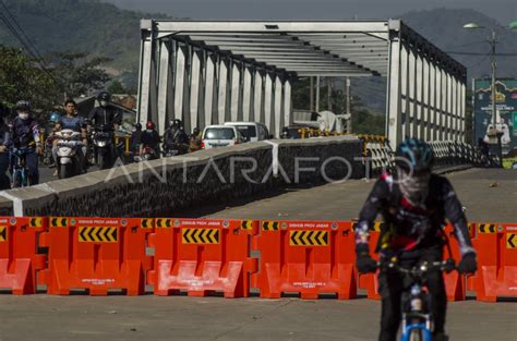 Jembatan Sungai Citarum Retak Antara Foto