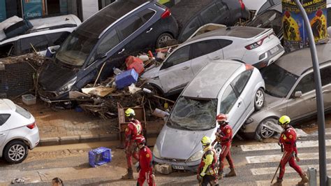 Tempestades E Inunda Es Deixam Dezenas De Mortos E De Desaparecidos Na