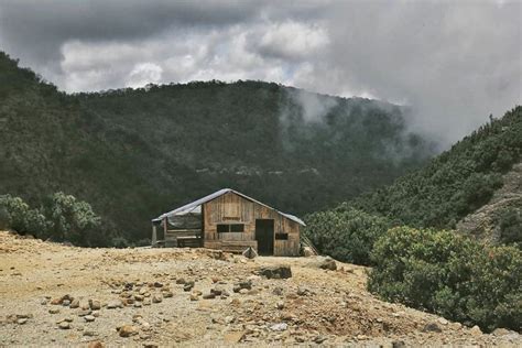 Alasan Kamu Wajib Mendaki Gunung Papandayan Sekali Seumur