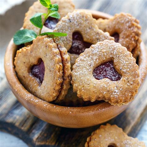 Biscuit De Linzer Et Coeur Rouge Image Stock Image Du Coeur Forme