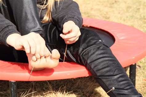 Fille Aux Pieds Nus Sasseyant Sur Le Trempoline Photo Stock Image Du