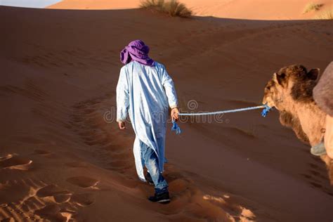 Caravana Principal Del Hombre Del Berber Hassilabied Sahara Desert