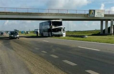 Un micro chocó con un camión cargado con girasol en la autopista a Santa Fe