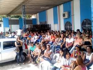 G1 Servidores protestam em frente à secretaria da Educação de Maceió