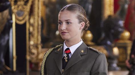 Prinzessin Leonor Von Spanien Strahlt In Ihrer Uniform