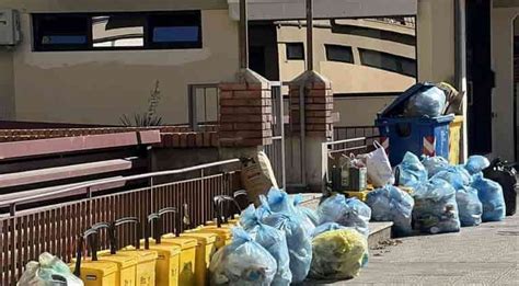 Pistoia Da Due Settimane Non Passano A Raccogliere I Rifiuti