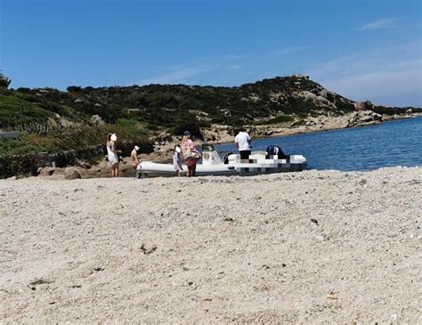 La Maddalena è iniziata l estate cafona lasciano il gommone in