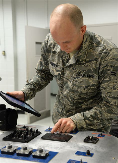 3 Airmen Ace Instruments And Flight Controls Apprentice Course