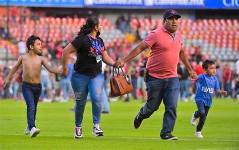 Brutal violencia en estadio de México decenas de heridos por batalla