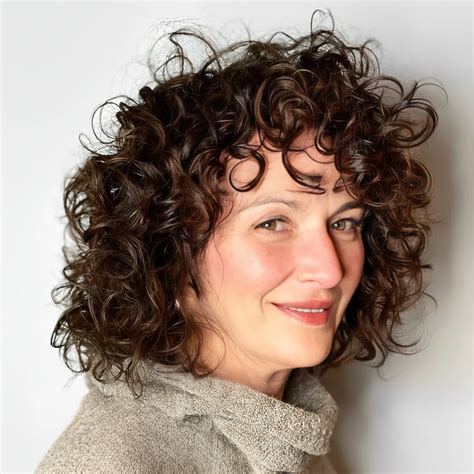 Quelle coupe de cheveux frisés femme 50 ans 2024 pour un look chic et