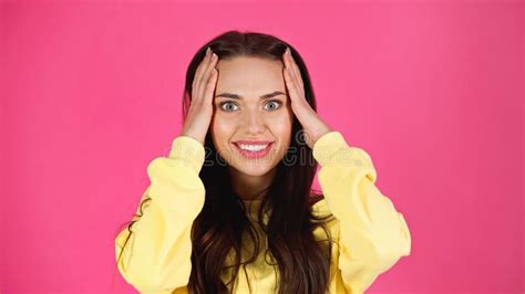 Sorprendido Joven Mujer Adulta Cogida De La Mano Foto De Archivo