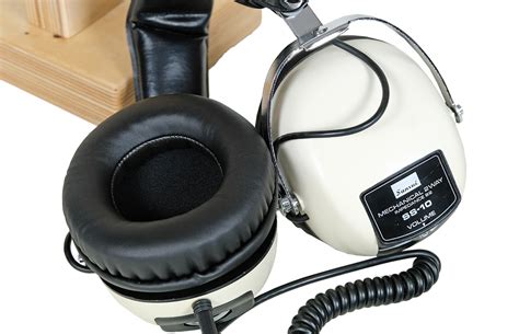 Sansui SS-10 headphones. Classic Vintage. Stand included in the price.