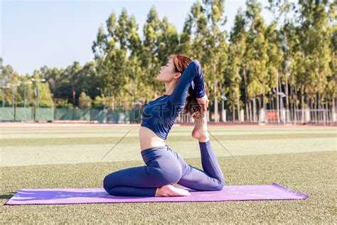 户外女性瑜伽高清摄影大图 千库网